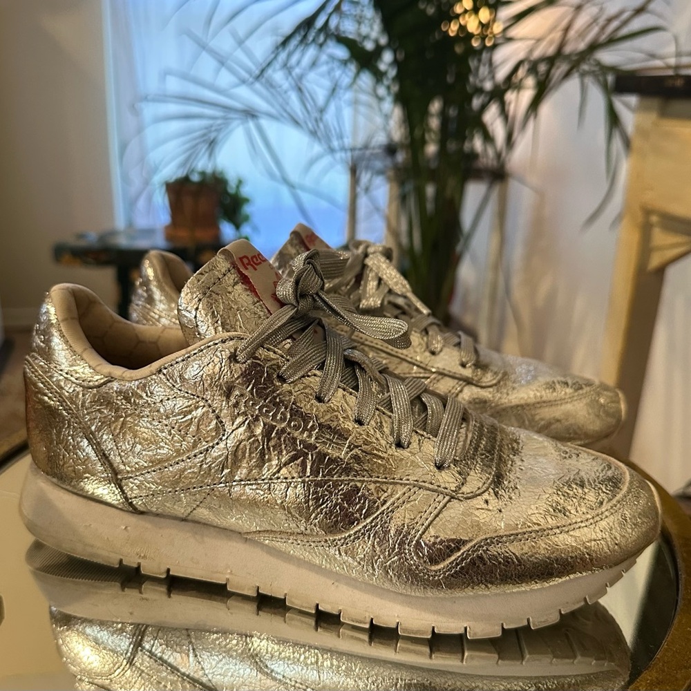 Reebok Women's metallic silver sneakers sz 8 retro